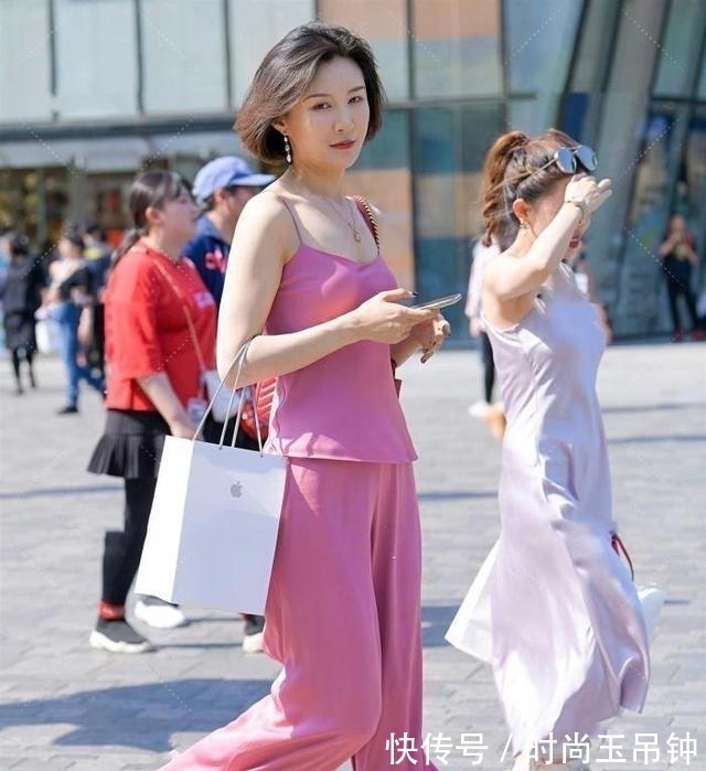 搭配 细肩长带的打底裤,质感非常好,美若天仙