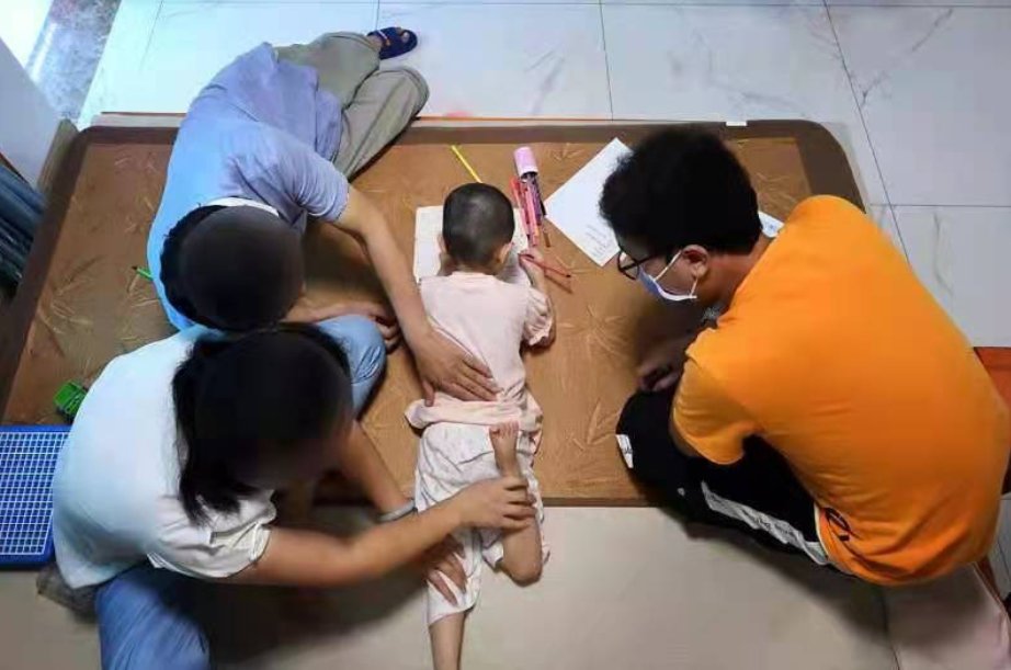 许莹|3岁女孩两岁前能走路，现在只会爬！妈妈：天都塌了