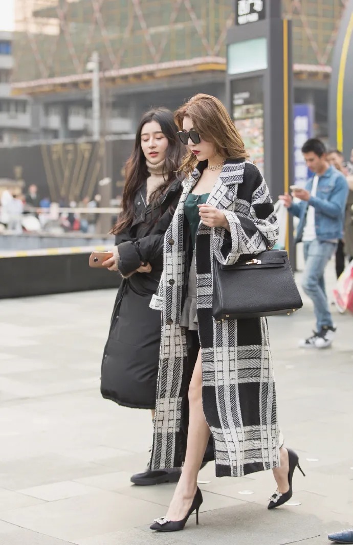 穿黑白大衣的时尚女生
