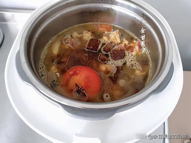 在家做学生早餐，汤鲜味美肉也多，菜和主食同上桌，省时省事