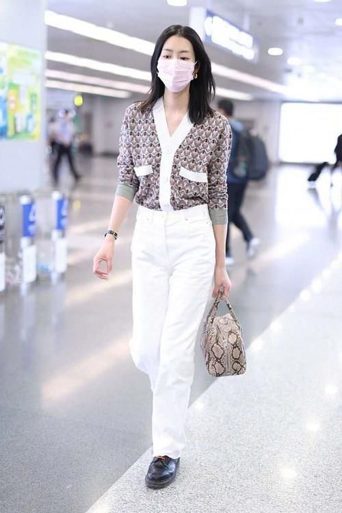  针织开襟衫|路人街拍，小姐姐经典的黑白搭配，尽显清新的气息