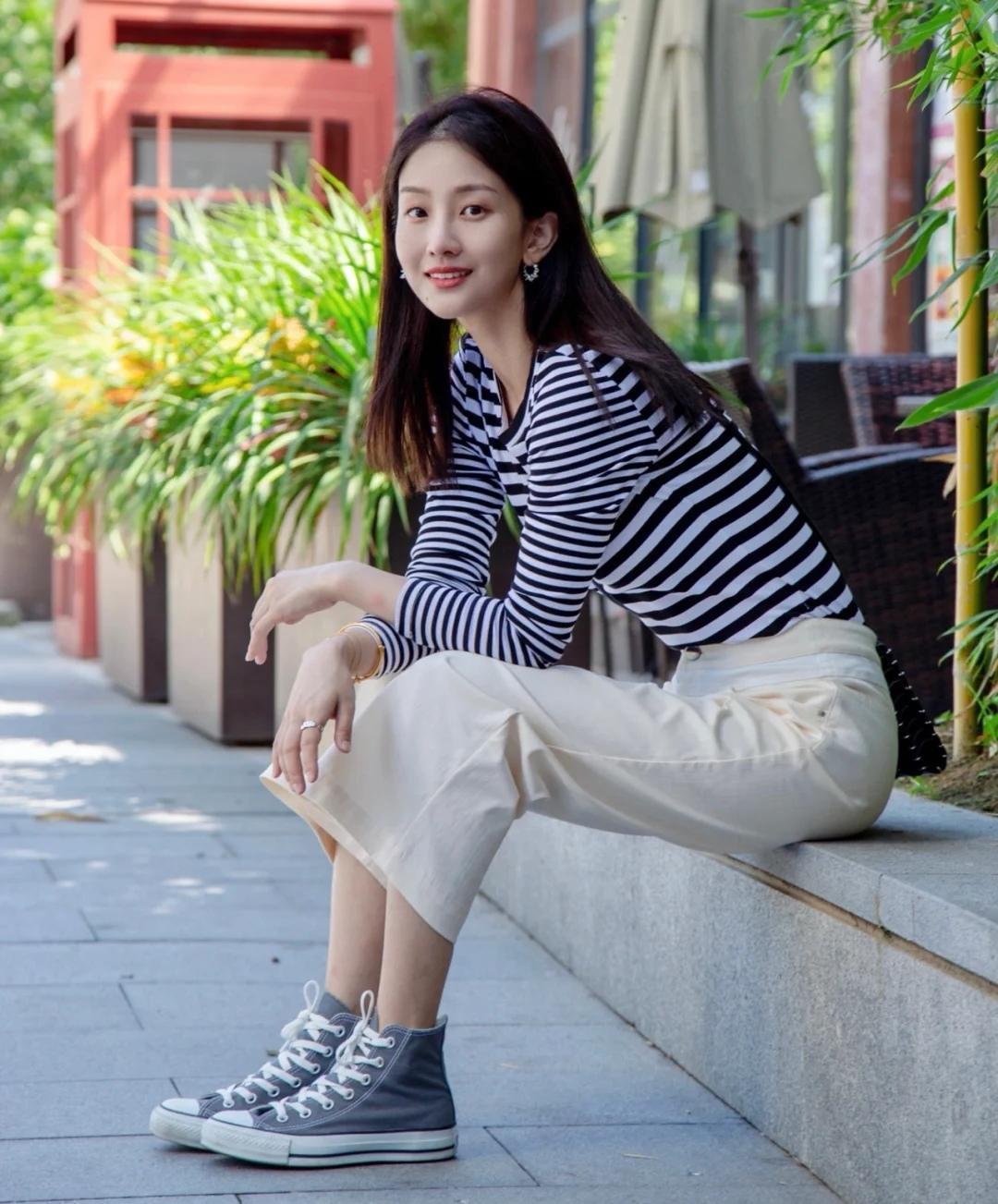 阔腿裤|秋季最火穿搭指南,条纹衫搭配半身裙或者白色阔腿裤,高级时髦!