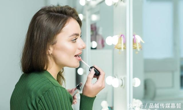不管涂什么口红别直接抿,教你3个口红小技巧,时刻做精致女人
