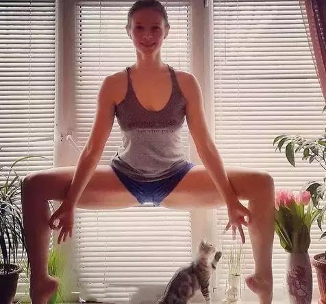 私教课|这个比耗青蛙趴更靠谱高效的下横叉方法,只有私教课才会教你