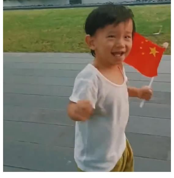 夫妇俩|爱国先锋!陈小春1岁半小儿子正面照曝光,手执国旗开心挥舞狂奔