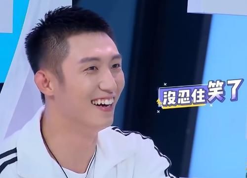 比心|迪丽热巴跳“卡点比心舞”,谁注意黄景瑜的表情镜头拍着呢