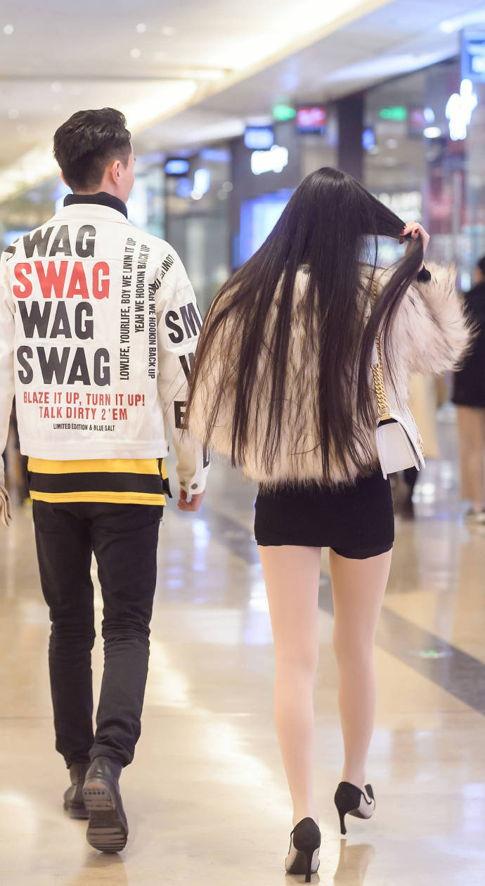 皮草|街拍:一身皮草的小姐姐好害羞,穿衣讲究上面要保温,下面要保鲜