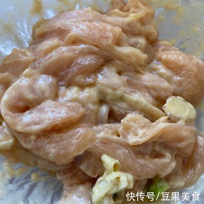  鸡胸肉做的小酥肉外酥里嫩好吃的停不下来??