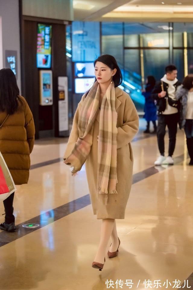 白色 亮灰色上衣搭配白色短裤,简约的自然大气,塑造出更加挺拔