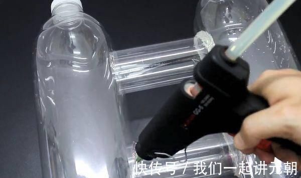 两个大塑料瓶连接起来,放在家里实用又好看,超市买一个要几十元