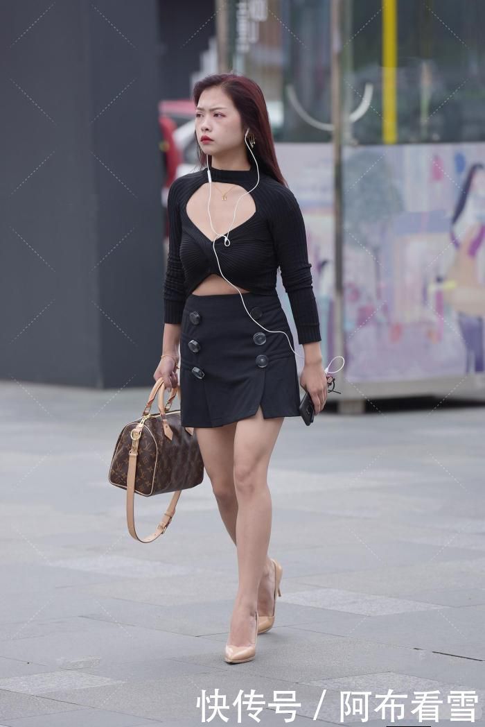 美女|美女黑色上衣扭麻花设计很特别，人群中最靓丽的是她