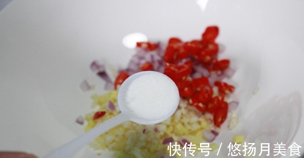 鲜美|花甲营养丰富,味道鲜美,酸辣味好吃到舔手指!