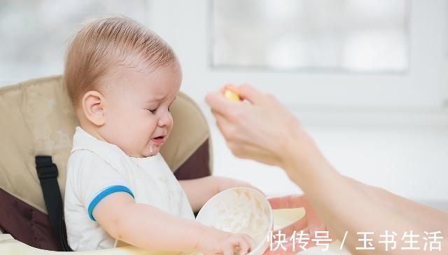 妈妈|宝宝吃饱后会用这4种方式告诉妈妈,宝妈可不要“过度喂养”了