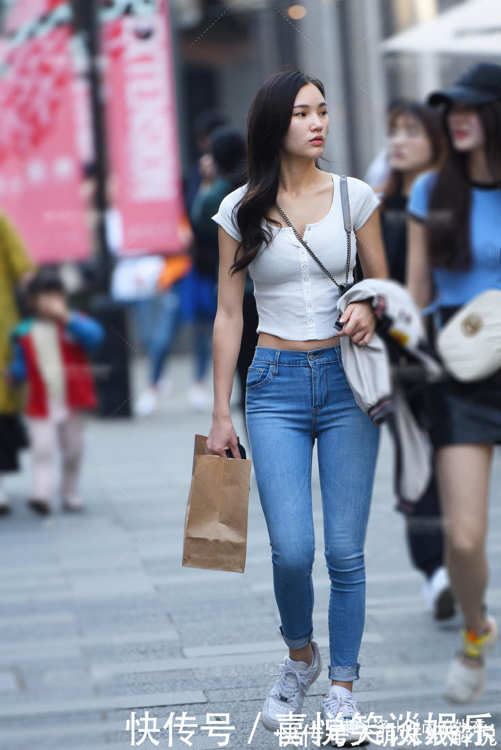 穿搭|气质女生对牛仔裤热情不减,选择个性穿搭,造型靓丽依然