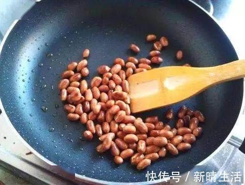 炸花生米,出锅直接撒盐是绝对的错误,多加1步,酥脆不返潮,香