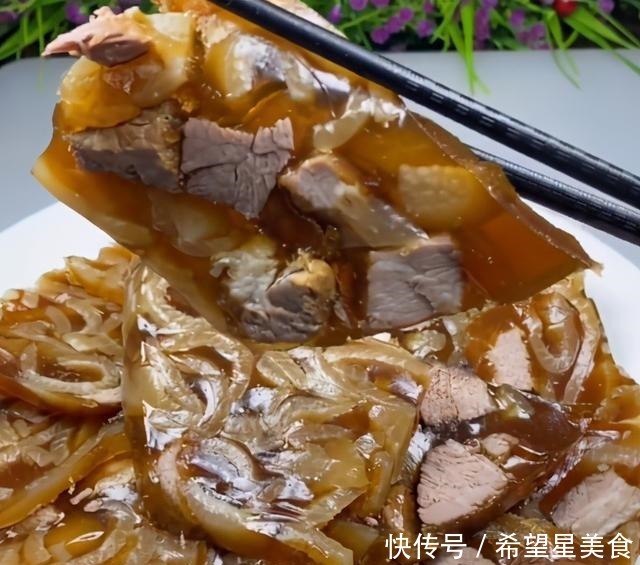 猪皮冻是最正宗的做法,Q弹爽滑,晶莹剔透,看着这都流口水