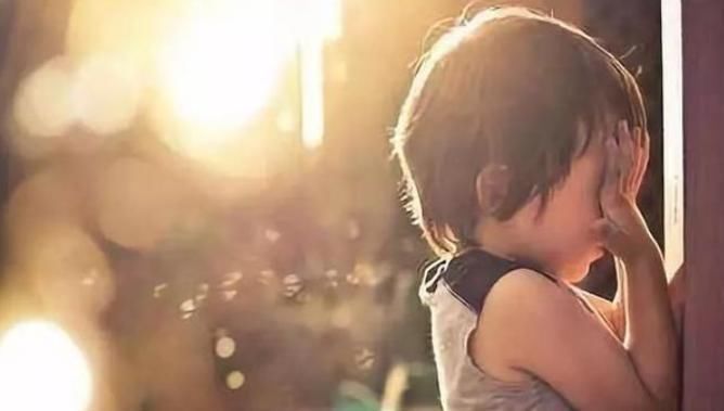 哭闹|当孩子扯着嗓子哭闹时,有一种看似无害的处理方式,实则伤娃最深