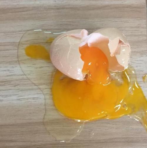 安全意识|4岁孩子超市摔碎鸡蛋,店员要求10倍赔偿,宝妈的做法令人称赞