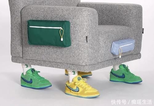 土豪|土豪新玩法!给沙发穿上小熊 Dunk!网友:买沙发送鞋吗?