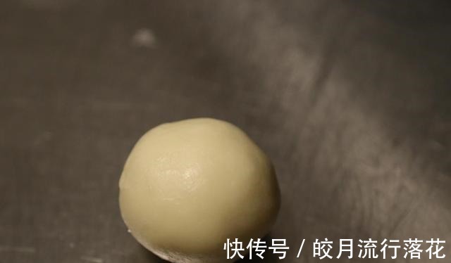 紫薯蛋黄酥|紫薯蛋黄酥的简单做法，香酥可口，营养美味！