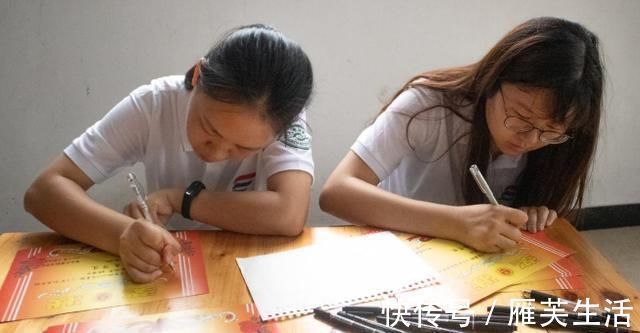 小张|孩子的奖状贴满墙,父母却“满脸忧愁”,网友:换谁也高兴不起来