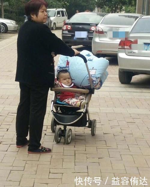 婴儿车|奶奶带孙子出门散步,路人拍下的照片让网友笑翻,宝宝:我太难了
