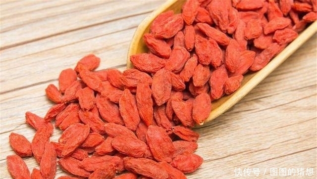 降临|每天坚持嚼几粒枸杞,一段时间后,4件“喜事”悄悄降临!