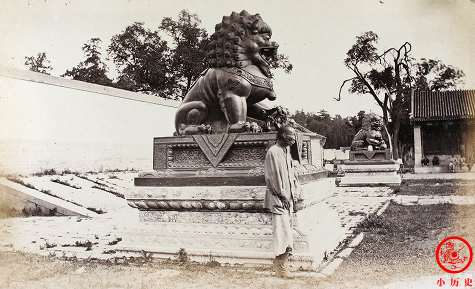 1870年老照片遭受破坏之后的颐和园，满地废墟杂草丛生