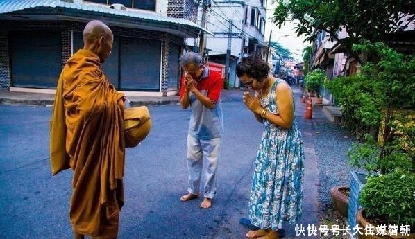 高僧|泰国高僧在“油锅”中打坐，中国游客揭穿后表示：我上我也行
