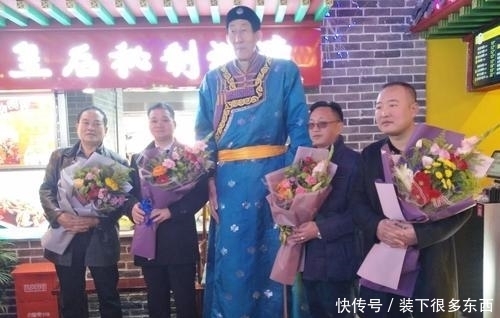 生下|中国第一巨人鲍喜顺：不听忠告57岁生下一子，儿子现状如何？