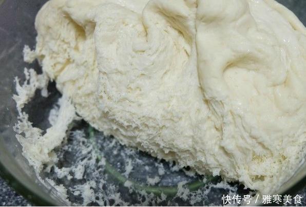  来点“特别”的花卷当早餐，皮上撒芝麻，放花生，满口留香