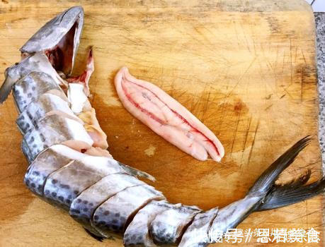 炖鱼时，别放酱油和醋了，大厨分享1招，鱼肉又鲜又嫩，还不腥