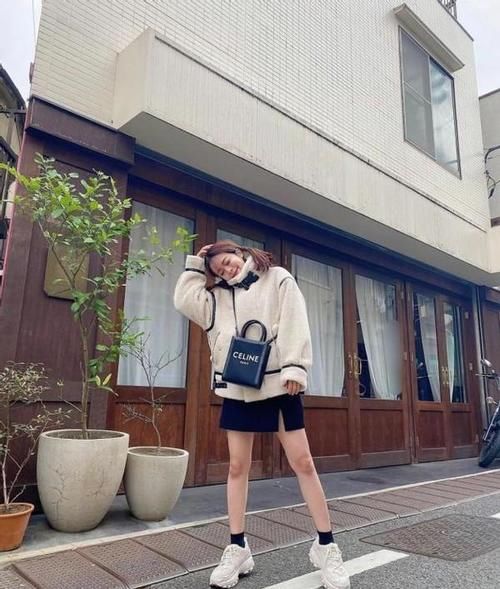 女人不管穿大衣仍是裙子，尽量避开这2个“长度”，显腿粗显腿短