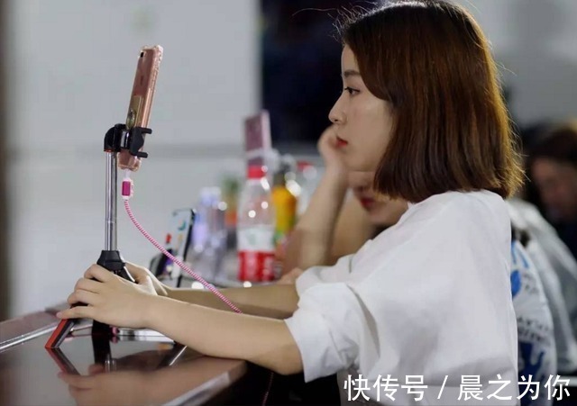 |00后靠“拍段子”收获600万粉丝,月入70万,评论区却骂声一片