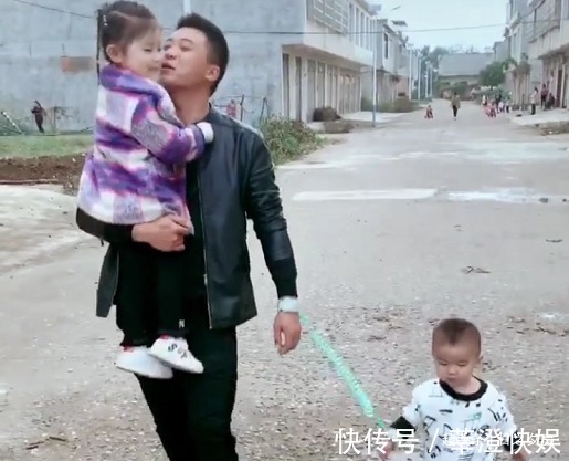 奶爸|“偏心眼奶爸”带俩娃出门火了,儿子俺难道是半路上捡来的