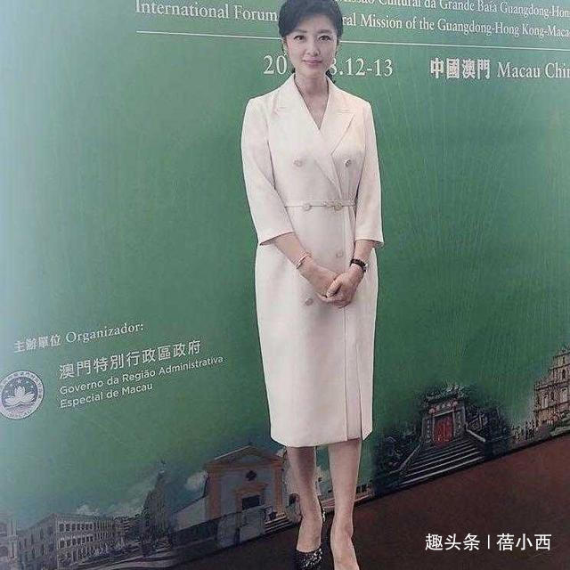 减龄 周涛终于穿卫衣,搭配百褶半身裙录节目,齐肩发型减龄又时髦!