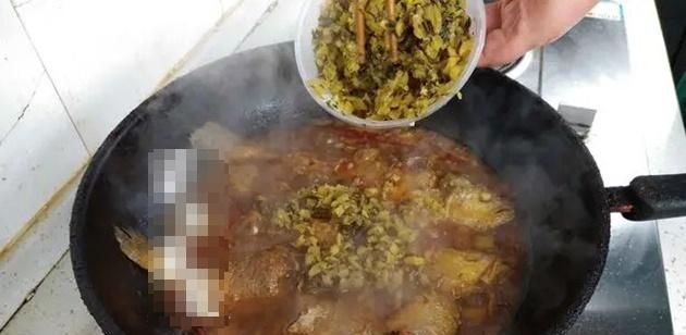  浓香|做雪菜烧黄鱼时要记住这两个技巧，成品汤汁浓香，鱼皮焦鱼肉嫩