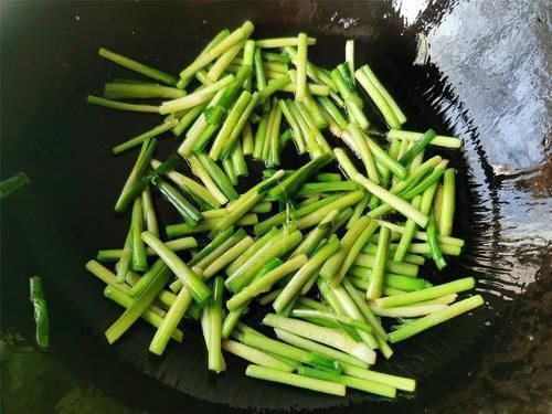 炒韭菜的小窍门，又鲜又嫩不会炒过火，无论炒蛋还是炒肉都可以