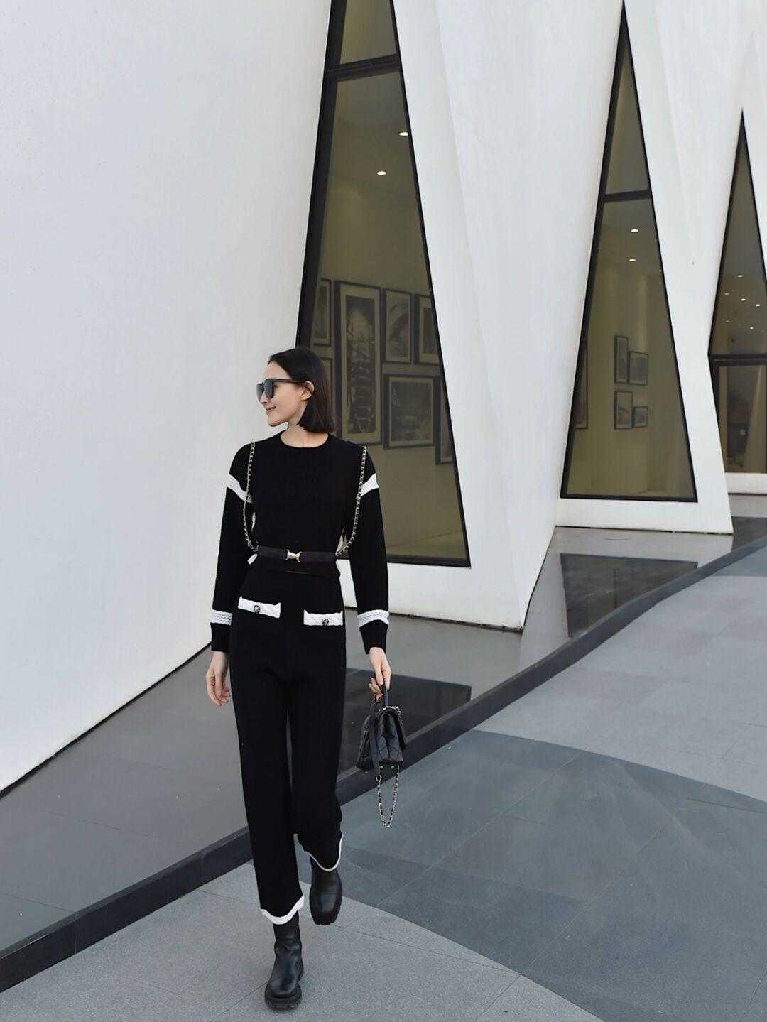 牛仔裙 早春职场怎么穿更洋气?借鉴这几组搭配方式,简约日常又有气场