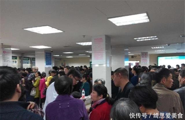 父母|孕妈怀上5胞胎,分娩时80名家属陪产,得知孩子性别全家笑翻