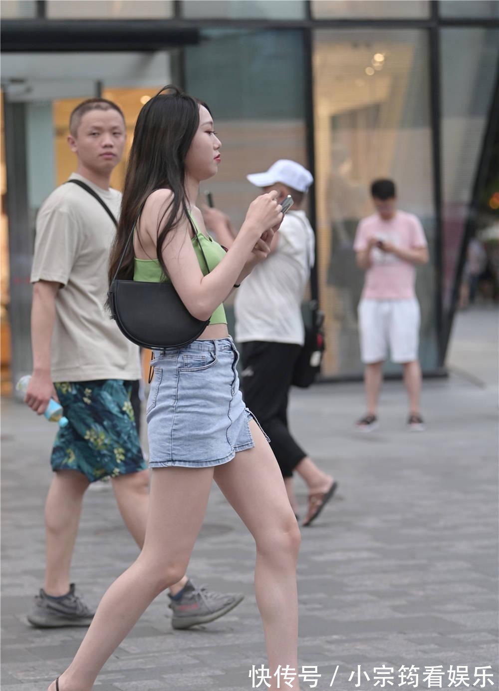夏季|夏季选择牛仔短裤,看着会比较独特,搭配都人不多,穿出个性
