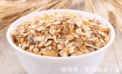 腌制品|高血压患者少吃盐就可以吗?这4种食物应该戒掉,多数人吃错了!