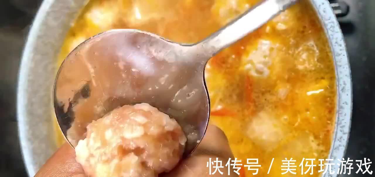 冬瓜肉丸汤,汤鲜味美不油腻,清热解暑营养丰富,适合夏天喝