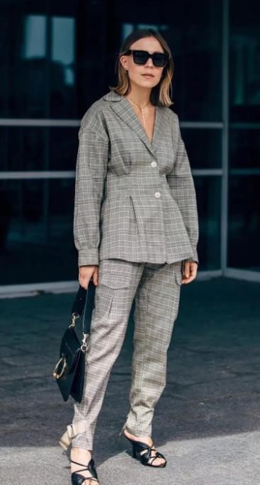 阔腿裤已经过时了，今年春天流行的是“格纹裤”，显高显瘦又时髦