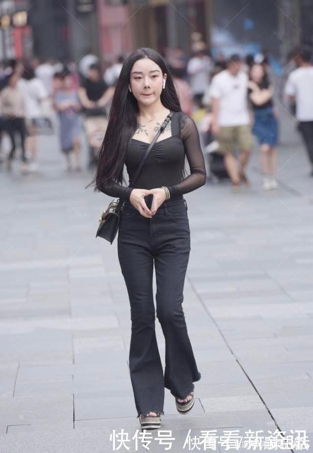 衣服 黑色网纱上衣搭配高腰牛仔裤，清凉时尚，青春减龄