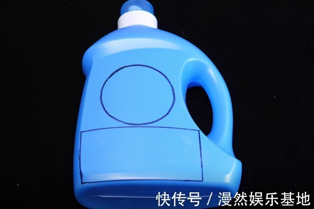 塑料瓶|洗衣液瓶子别扔了，简单改造一下，放在床上，全家人都要抢着用