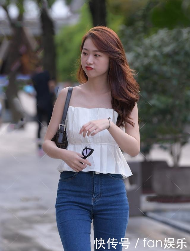日常穿搭|款式时髦的喇叭裤,气质美女都爱穿,彰显不凡的穿搭品味