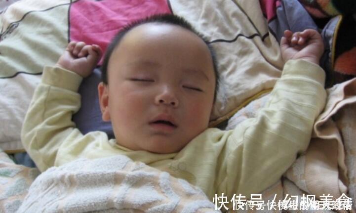 发育|入秋后带娃睡觉,父母注意“一要四不要”,孩子睡的香发育好