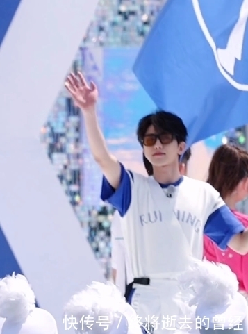 蔡徐坤今日《奔跑吧》路透来袭 运动会上的小小扛旗手甜度爆表可爱炸裂!