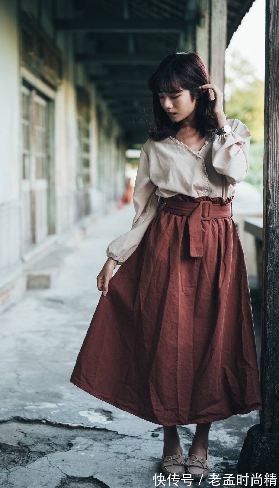 半身裙 雪纺衫设计更加优雅,下搭半身裙,展现出女性优雅文艺的气息